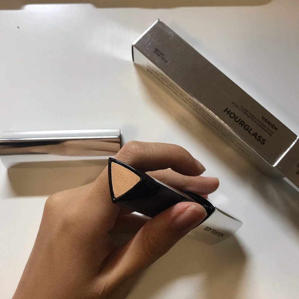 BNWT Hourglass highlighting stick champagne flash